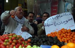 مزارعون يعرضون منتجاتهم