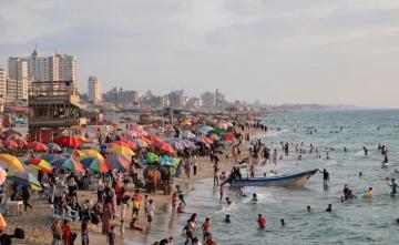 ازدحام المواطنين على شاطئ بحر غزة