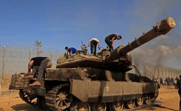 سيطرة مقاومين على دبابات الاحتلال في عملية "طوفان الأقصي"