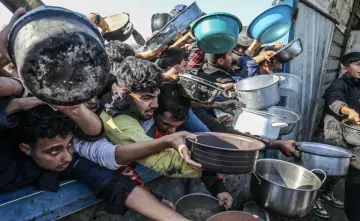 مواطنون يصطفون على طابور التكيات بغزة