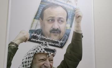 ياسر عرفات يحمل صورة مروان البرغوثي