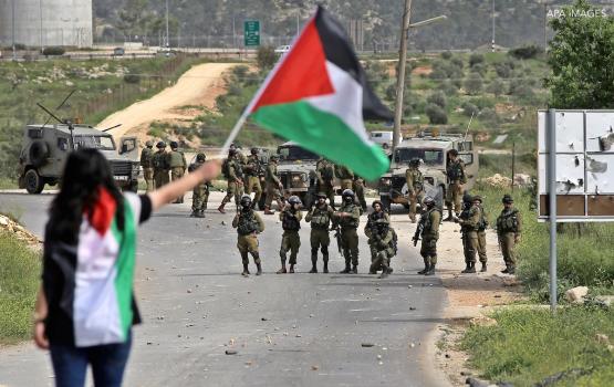 فلسطينية تتصدي للاحتلال