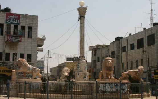 أسود المنارة
