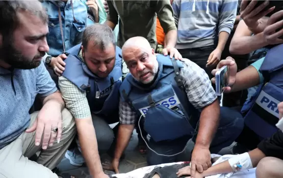 الصحفي وائل الدحدوح يودع عائلته بعد قصفهم