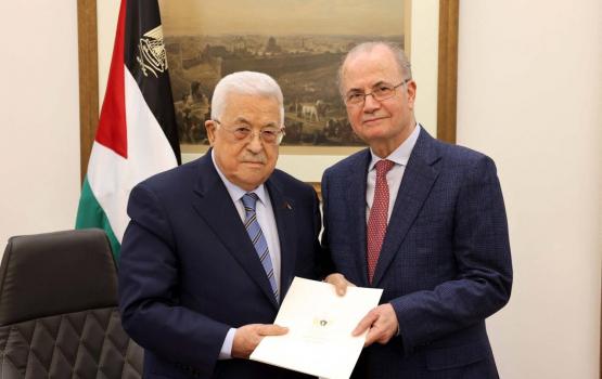 الرئيس الفلسطيني محمود عباس خلال تكليفه محمد مصطفى تشكيل الحكومة الجديدة في رام الله