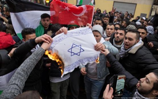 حرق أعلام "إسرائيل" في الدول الأجنبية