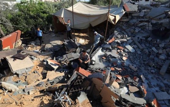 فلسطيني ينصب خيمة فوق انقاض منزله المدمر