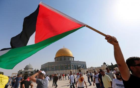 فلسطينيين اما المسجد الاقصي