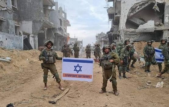 جيش الاحتلال في غزة يرفع علم اسراءيلي