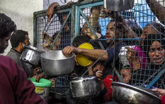 مواطنون يصطفون على تكية لجلب الطعام