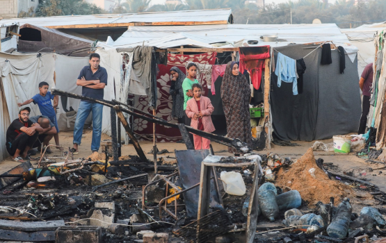 مواطنون أمام خيمتهم الذي دمرها الاحتلال