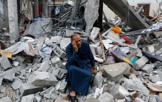 فلسطيني فوق بيته المدمر