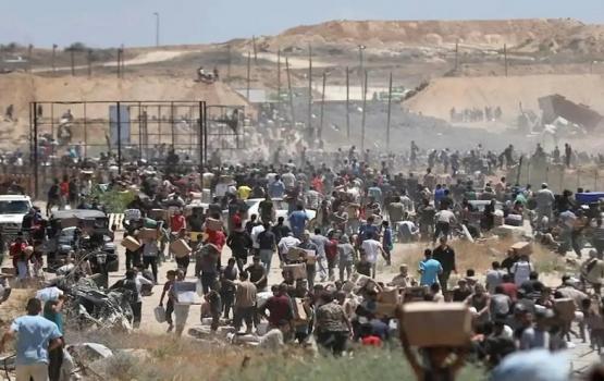 ازدحام المواطنين من اما مركز توزيع المساعدات في غرب رفخ