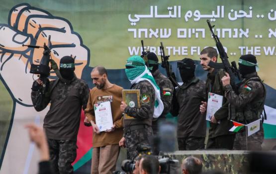 تسليم الأسرى الاسرائيليين بغزة