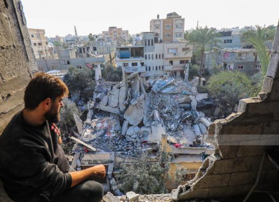 فلسطيني ينظر لبيته المدمر