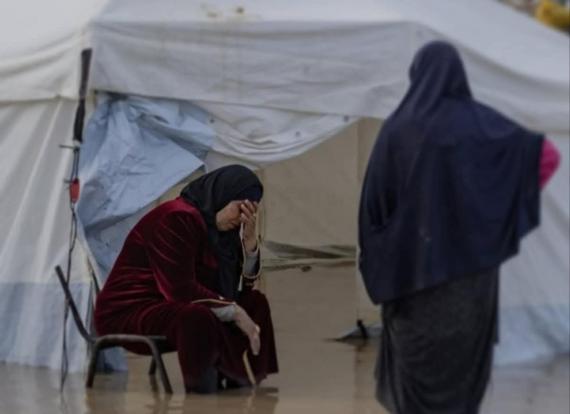 فلسطينيات يواجهن الشتاء بلا بيوت