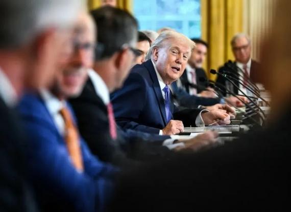 الرئيس الأمريكي يتوسط مجلس السلام