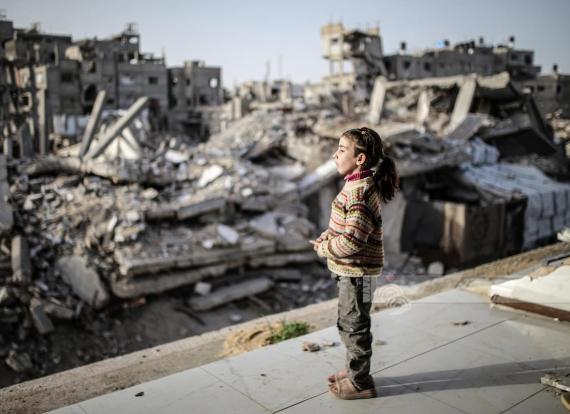 طفلة فلسطينية وسط الركام تنتظر الإعمار