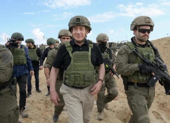 نتنياهو وسط جنود جيش الاحتلال