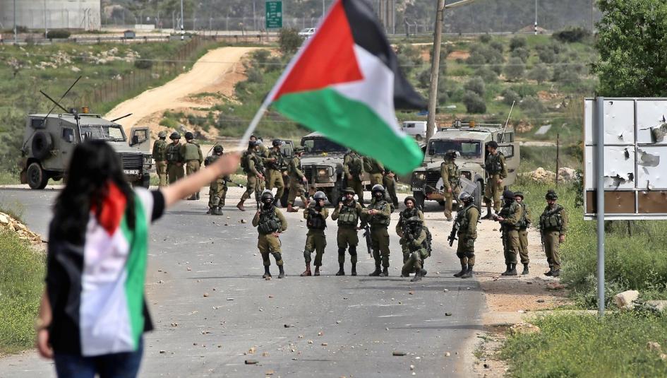 فلسطينية تتصدي للاحتلال