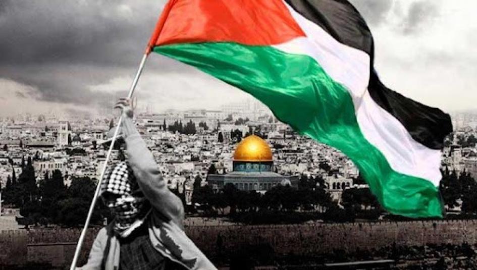 رجل يرفع علم فلسطين