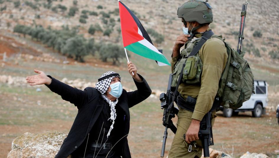 مواطن فلسطيني يواجه مستوطن إسرائيلي