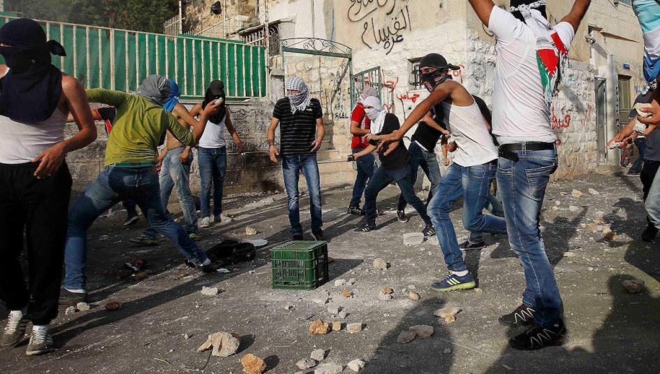 شباب فلسطينيين في مواجهة الاحتلال