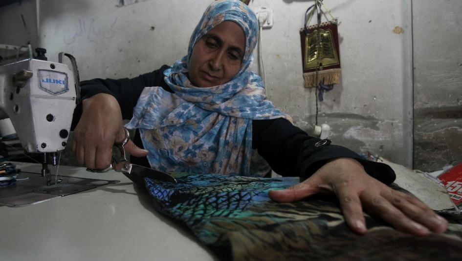 سيدة تعمل في مهنة الخياطة بغزة