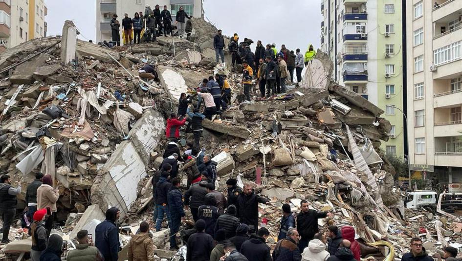 انتشال جثامين الشهداء أثر زلزال تركيا
