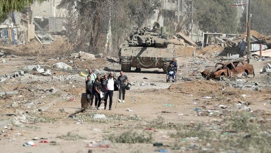 الدبابات الاسرائيلية امام عبور المواطنين