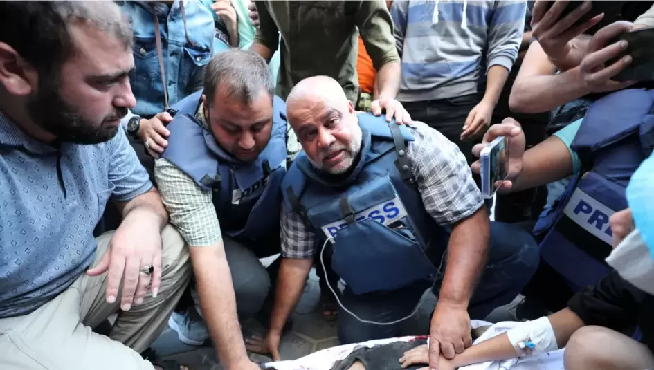 الصحفي وائل الدحدوح يودع عائلته بعد قصفهم
