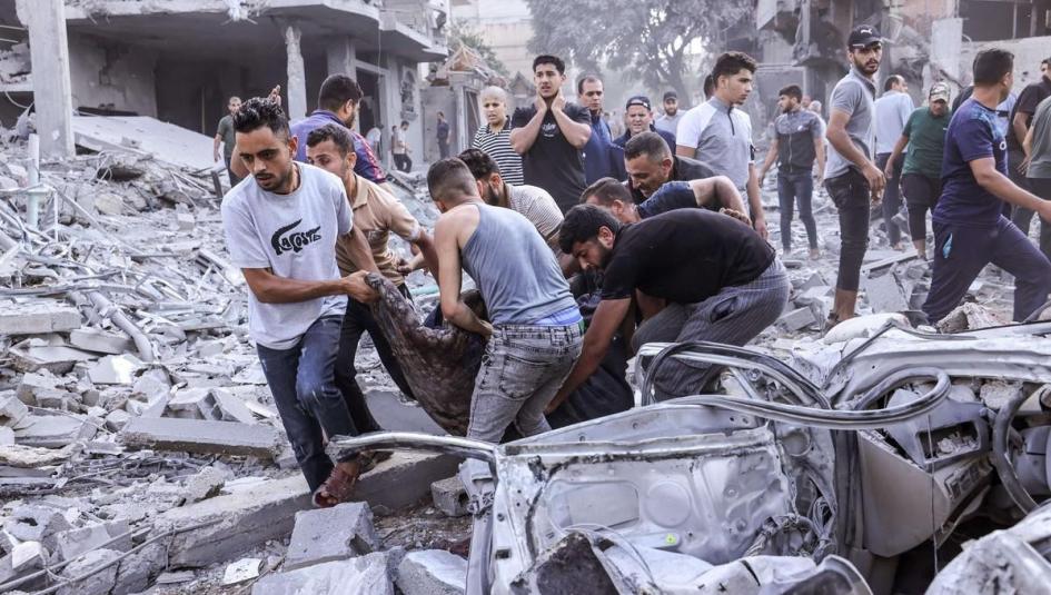 انتشال الشهداء من تحت الأنقاض