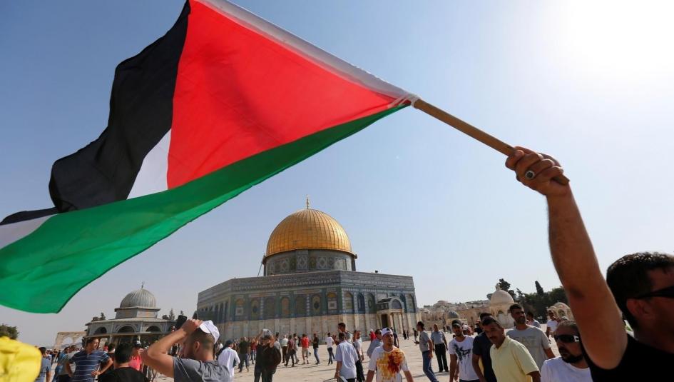 فلسطينيين اما المسجد الاقصي