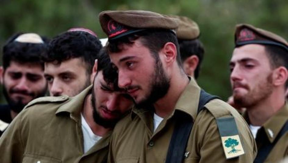جنود الاحتلال ينظرون إلى القتلي في غزة