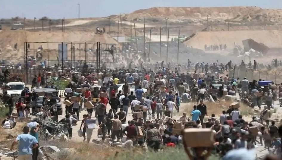 ازدحام المواطنين من اما مركز توزيع المساعدات في غرب رفخ