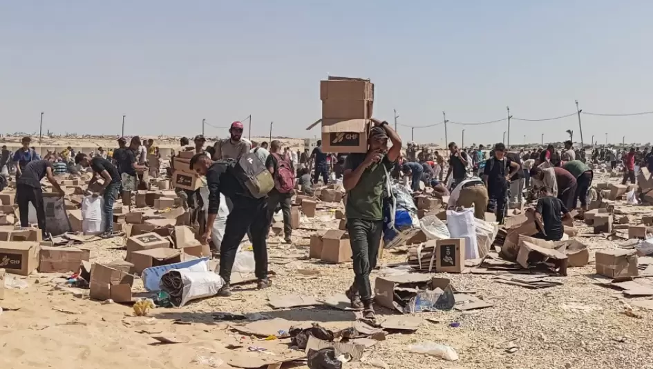 مواطنون يحصلون على المساعدات من خلال "مؤسسة غزة الإنسانية"