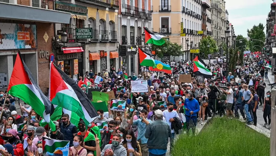 آلاف المتظاهرين وسط العاصمة مدريد تضامناً مع الشعب الفلسطيني
