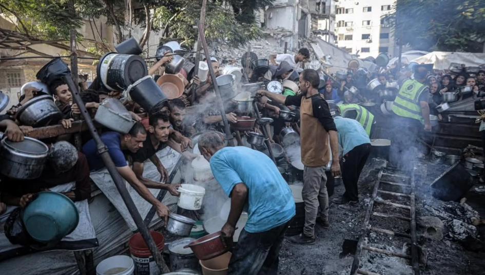 مواطنون يصطفون على التكيات في قطاع غزة
