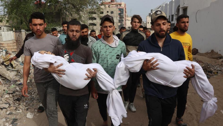 فلسطينيون يحملون جثث أبنائهم بعد قصفهم من الاحتلال الاسرائيلي