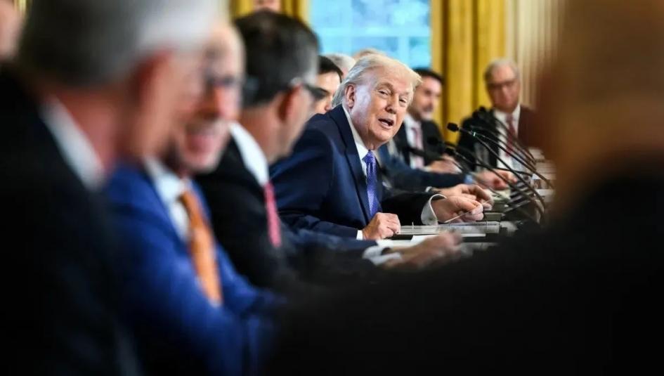 الرئيس الأمريكي يتوسط مجلس السلام