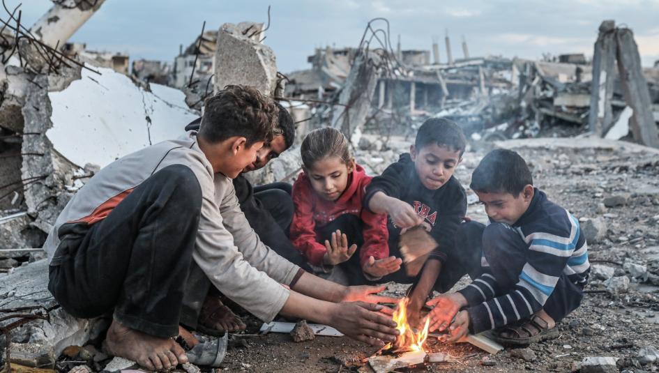 أطفال يشعلون النار للتدفئة