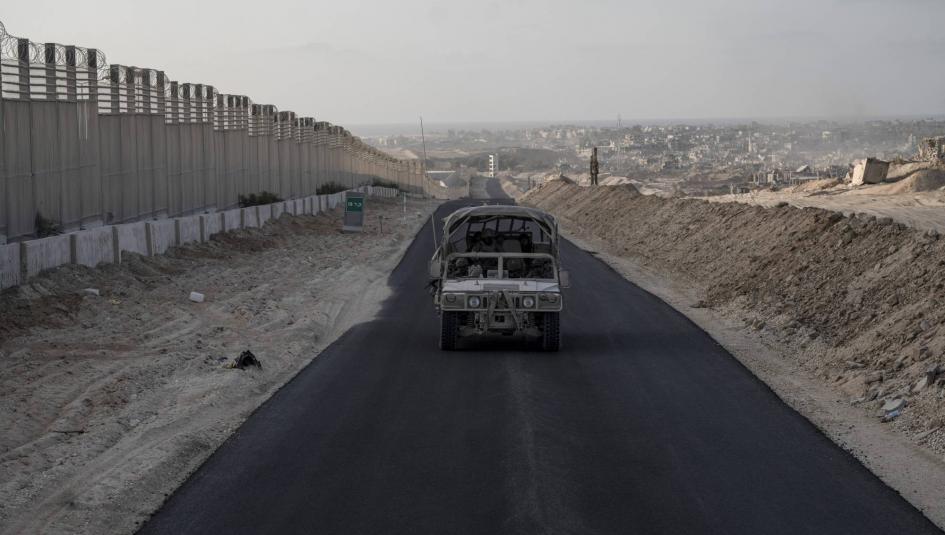 عربة عسكرية إسرائيلية تسير  قرب معبر رفح