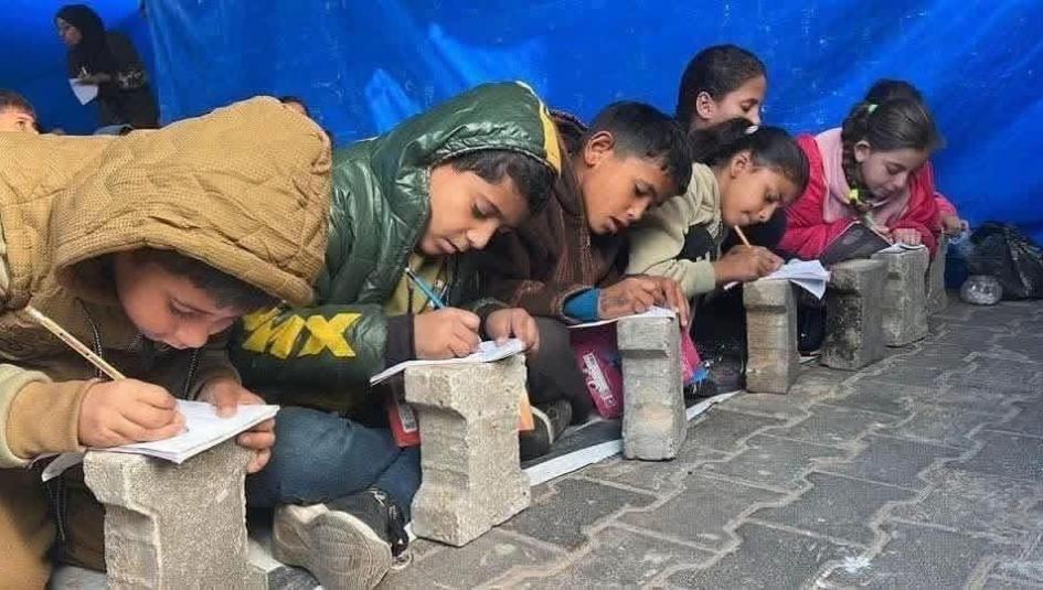 طلبة من غزة يتعلمون في ظروف صعبة