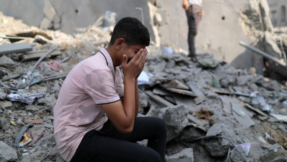 شاب فلسطيني يبكي امام الدمار الذي حل ببيته وأسرته