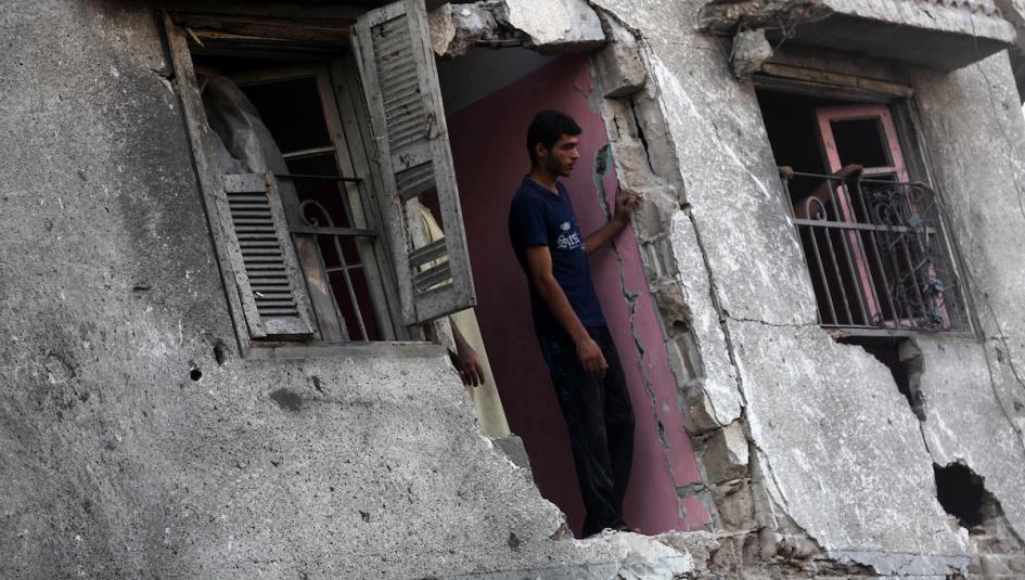 شاب فلسطيني يقف على عتبة بيته في قطاع غزة