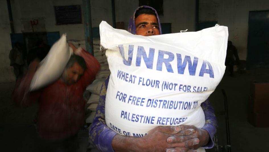لاجئ فلسطيني يتلقى مساعدات اغاثية من الاونروا