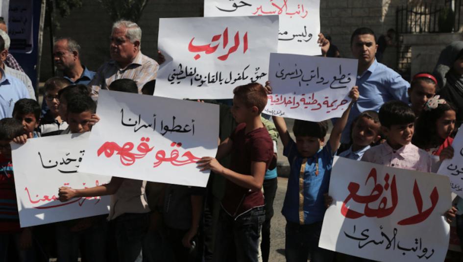 اسرى يطالبون السلطة باعادة رواتبهم كاملة