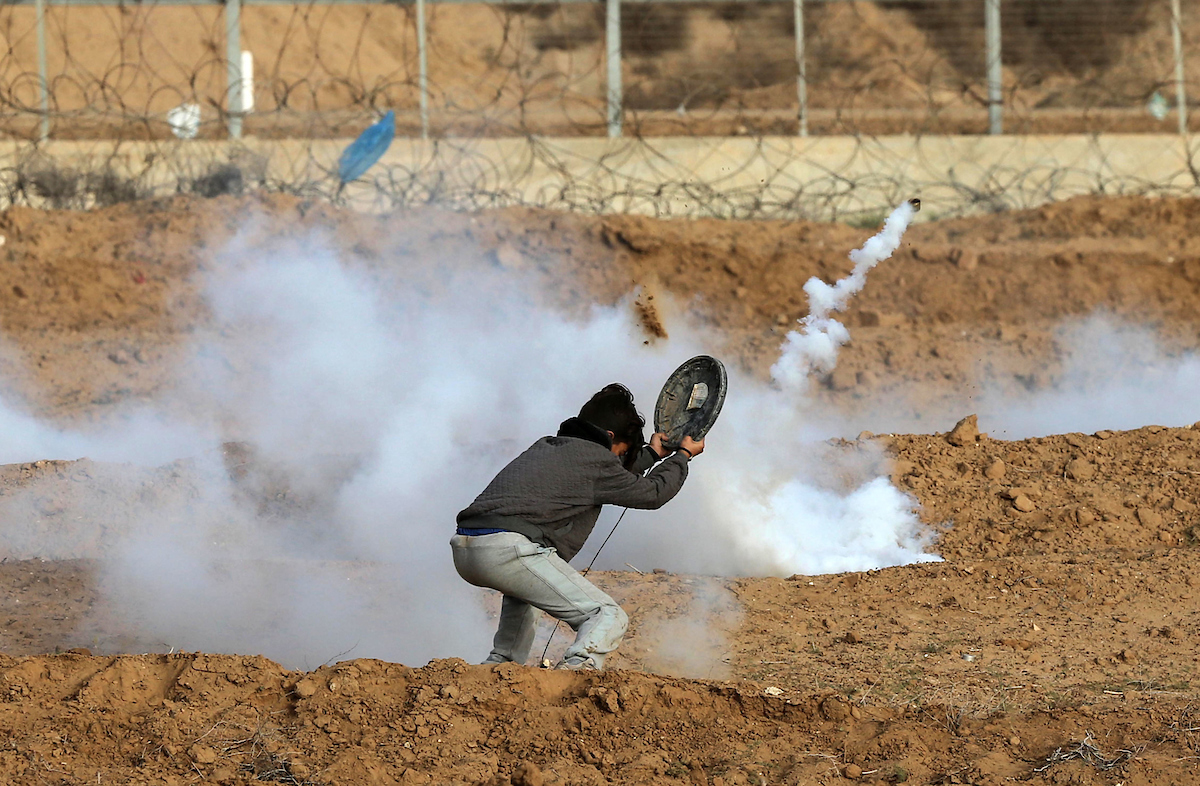 صوة توضيحية: قوات الاحتلال تطلق قنابل غازية سامة صوب شاب فلسطيني اقترب من الحدود